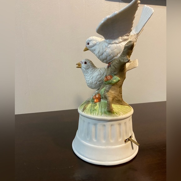 Vintage Sanyo turtle doves porcelain bisque musical rotating piece - Picture 5 of 10